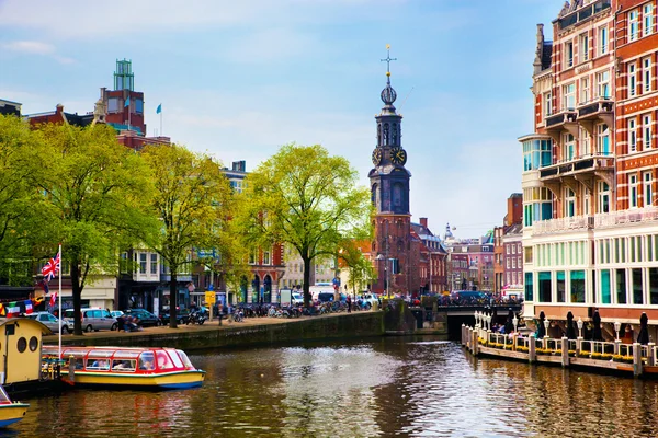 Amsterdam canal da cidade velha, barcos . — Fotografia de Stock