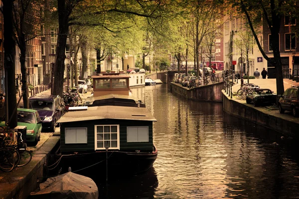 Amsterdam. romantyczny kanał, łodzie. — Zdjęcie stockowe
