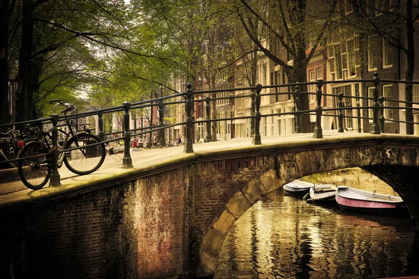 Amsterdam. romantyczny most nad kanałem. — Zdjęcie stockowe