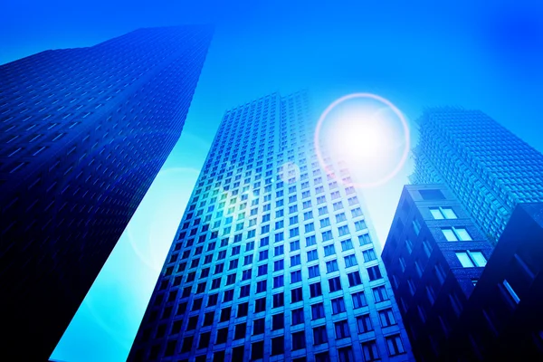 Здания бизнес-небоскребов синим тоном — стоковое фото