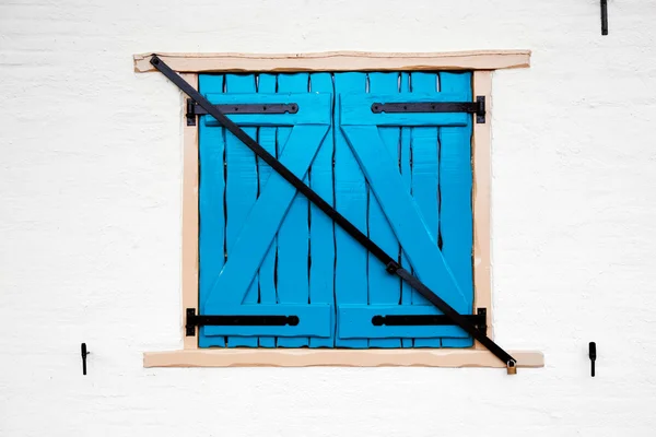Vieja ventana retro con persianas — Foto de Stock