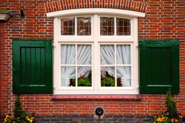 Staré retro okna s okenicemi, cihlový dům — Stock fotografie