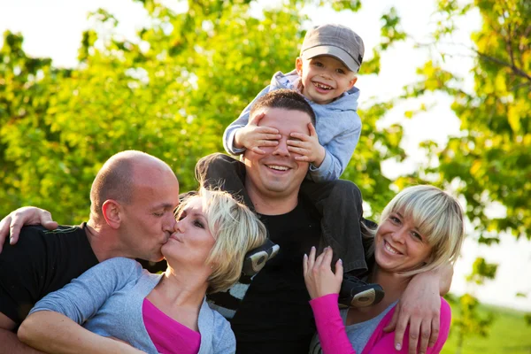 Rodina přátelé baví, hraní, usmíval se venku — Stock fotografie