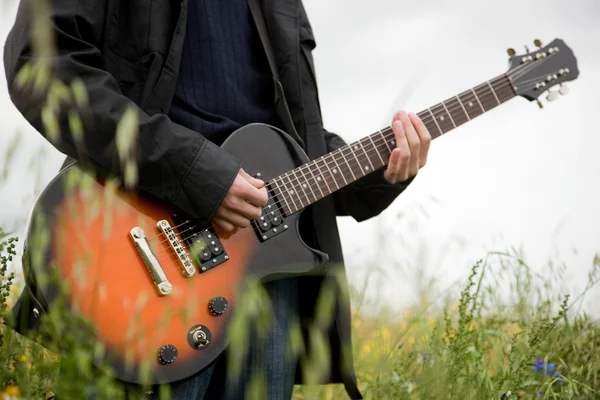 Närbild av en man som spelar gitarr — Stockfoto