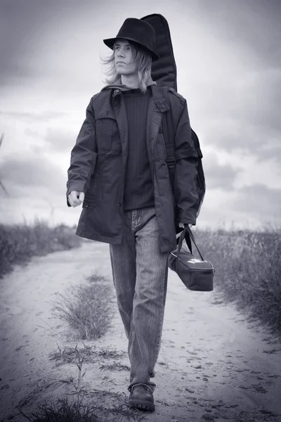 필드에 걷는 젊은 음악가 — 스톡 사진