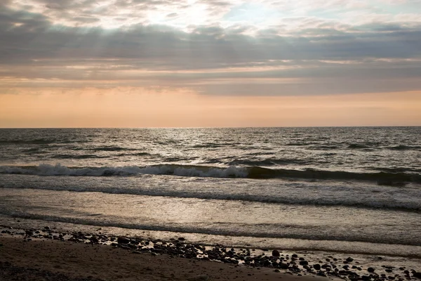 Романтический закат над океаном — стоковое фото