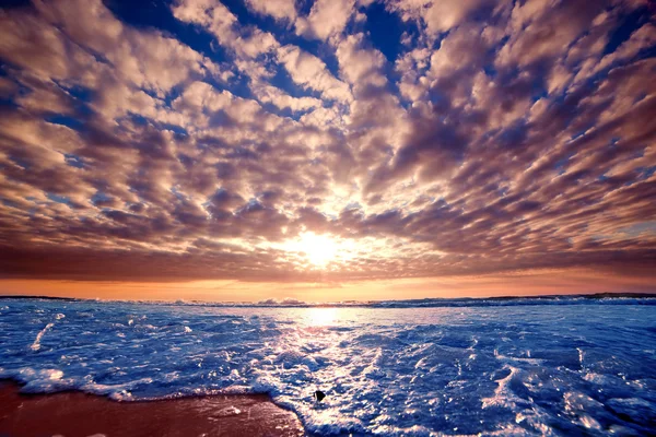 Романтичний захід сонця над океаном — стокове фото