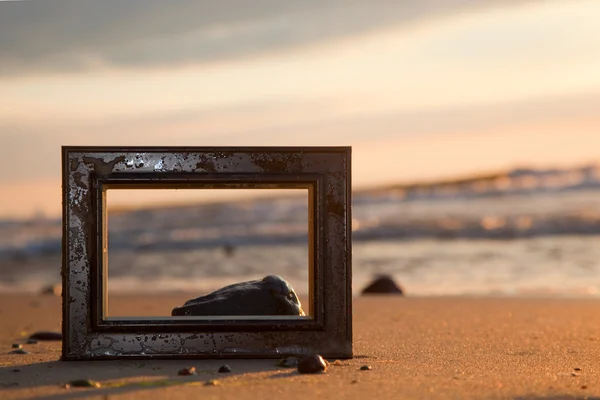 Frame op het strand bij zonsondergang — Stockfoto