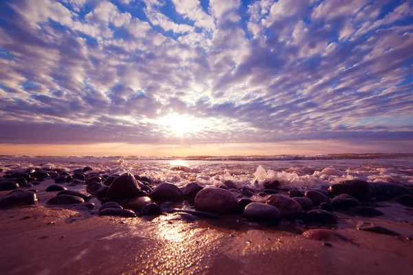 โรแมนติกพระอาทิตย์ขึ้นเหนือมหาสมุทร — ภาพถ่ายสต็อก