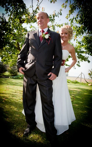 Noiva feliz e noivo após o casamento — Fotografia de Stock