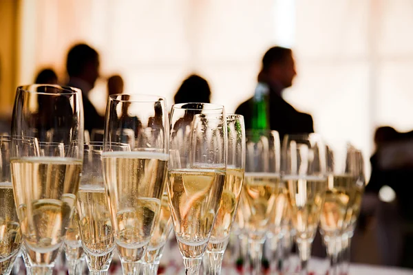 Kieliszki do szampana na imprezie — Zdjęcie stockowe