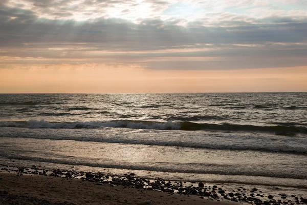 Романтичний захід сонця над океаном — стокове фото