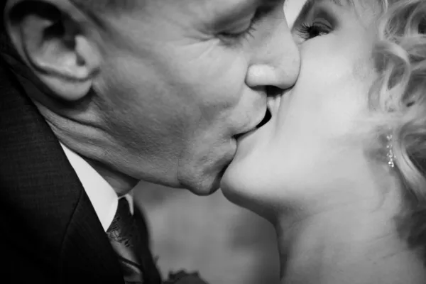 Gelukkige bruid en bruidegom kussen — Stockfoto