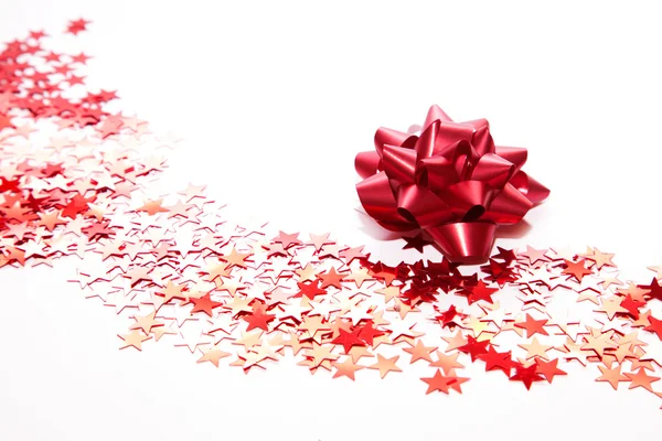 Addobbi natalizi, nastro rosso e stelle — Foto Stock