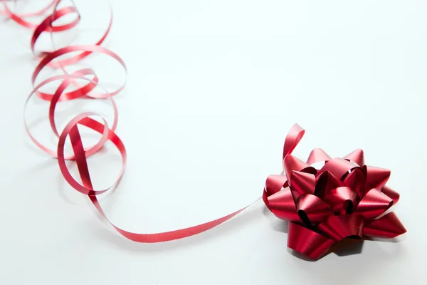 Рождественское украшение, красная лента — стоковое фото