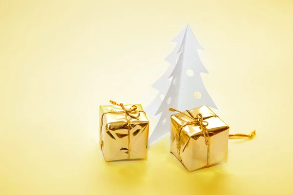 Vánoční dekorace - papírový strom, představuje — Stock fotografie