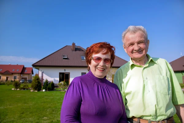 Idősebb pár, a ház előtt — Stock Fotó