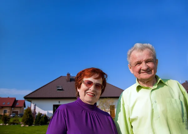 Idősebb pár, a ház előtt — Stock Fotó