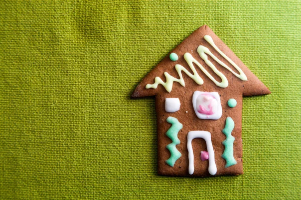 Small cookie house on green — Stock Photo, Image
