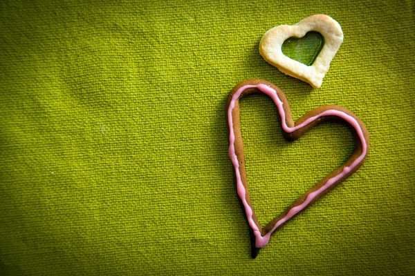 Herzförmige Bonbons auf Grün — Stockfoto