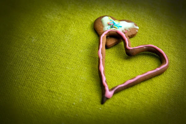 Bonbons en forme de coeur sur vert — Photo