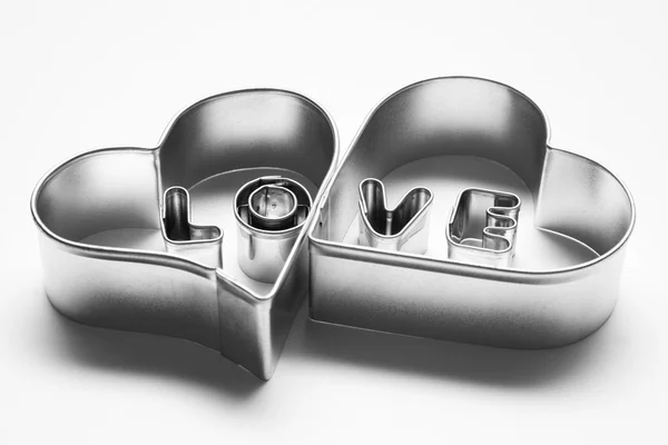 Αγάπη μήνυμα στις δύο καρδιές. κατασκευασμένο από χρώμιο γράμματα — Φωτογραφία Αρχείου