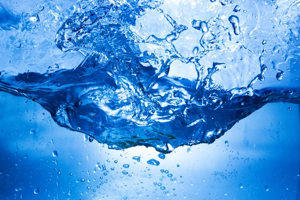 Frisches sauberes Wasser spritzt — Stockfoto