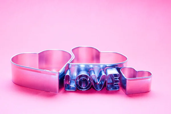Καρδιές και την αγάπη γράμματα κείμενο σε ροζ φόντο — Φωτογραφία Αρχείου