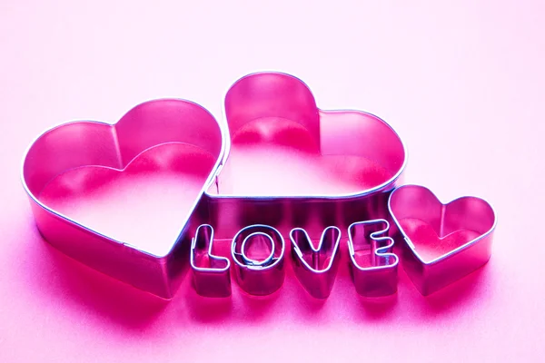 Corações e cartas de amor texto sobre fundo rosa — Fotografia de Stock
