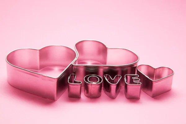 Καρδιές και την αγάπη γράμματα κείμενο σε ροζ φόντο — Φωτογραφία Αρχείου
