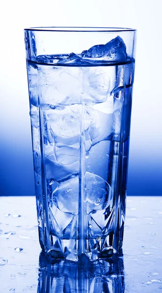 Un bicchiere d'acqua pulita — Foto Stock