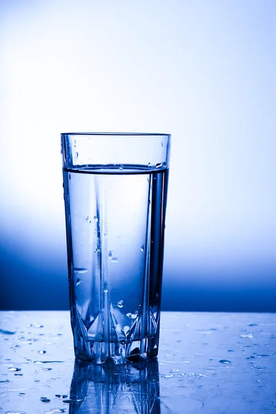 Ett glas rent vatten — Stockfoto