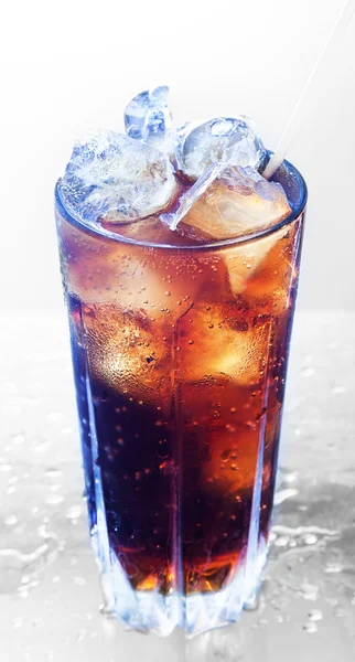 Un bicchiere di cola fresca con ghiaccio — Foto Stock