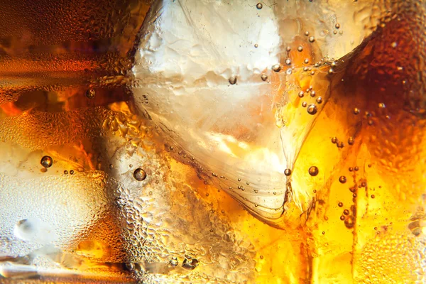 Cola achtergrond met ijs — Stockfoto