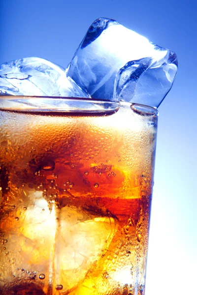 Een verse glas cola met ijs — Stockfoto