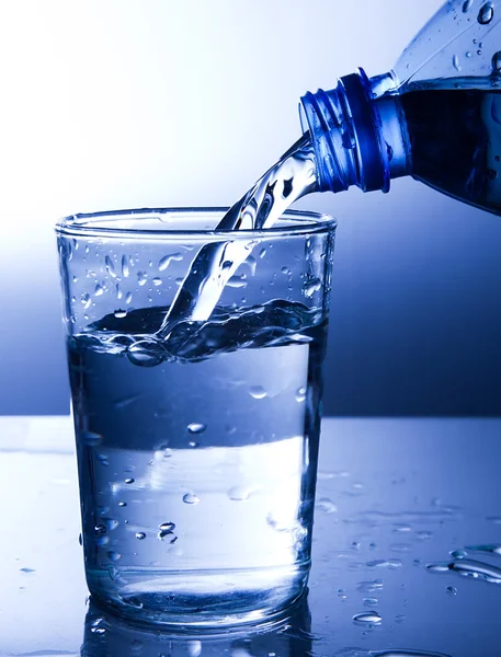 Vylévání sladké vody do sklenice — Stock fotografie