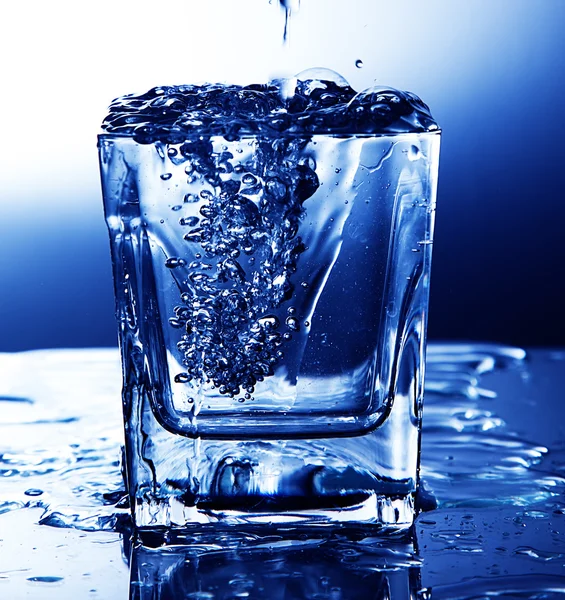 Verser de l'eau fraîche dans un verre — Photo