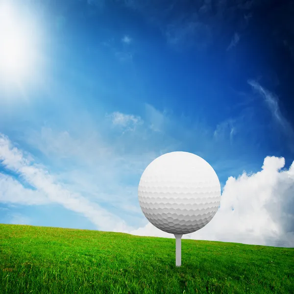 Golf spielen. Ball am Abschlag auf grünem Golfplatz — Stockfoto