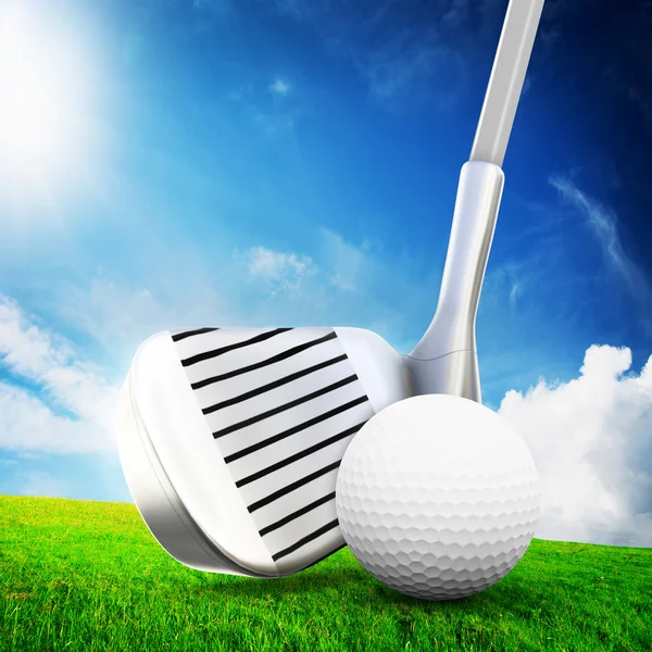 Golf spielen. Ball am Abschlag, ein Golfschläger — Stockfoto