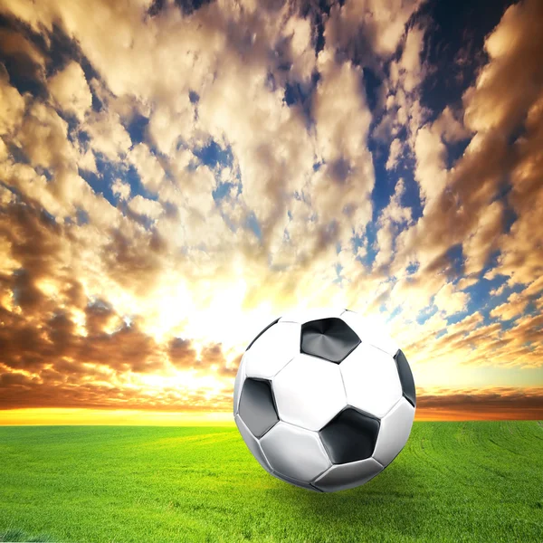 Futebol, Bola de futebol na grama verde — Fotografia de Stock