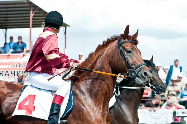 Jockey em cavalo de corrida antes do início — Fotografia de Stock