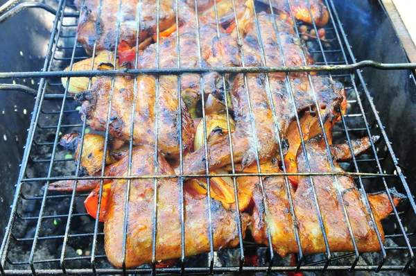 Barbecue con deliziose ali di pollo alla griglia — Foto Stock