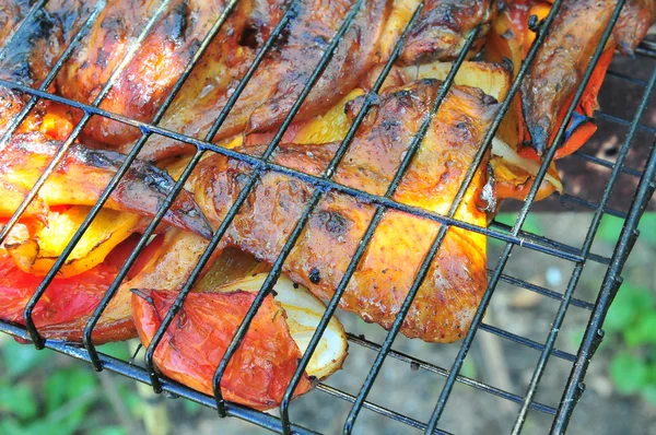 Churrasco com deliciosas asas de frango grelhado — Fotografia de Stock