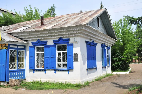 Російський сільський будинок з різьбленими windows — стокове фото