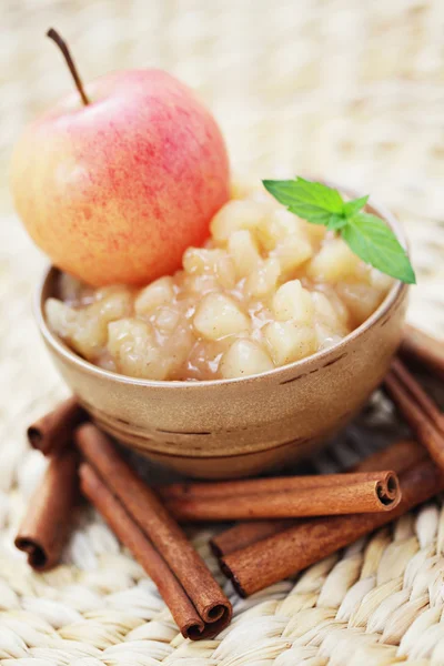Apples with cinnamon — Stock Photo, Image