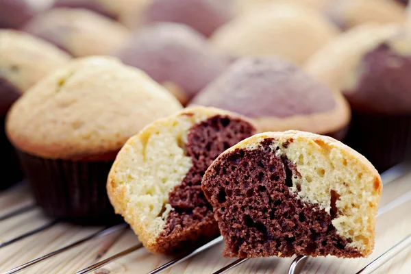 Svarta och vita muffins — Stockfoto