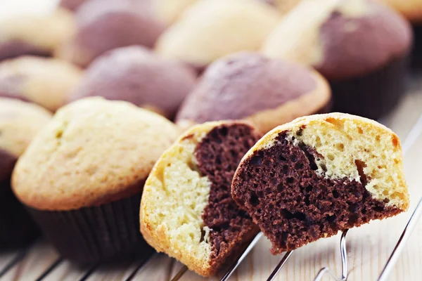 Schwarz-weiße Muffins — Stockfoto