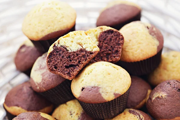 Černé a bílé muffiny — Stock fotografie