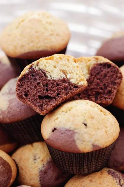 Muffins pretos e brancos — Fotografia de Stock