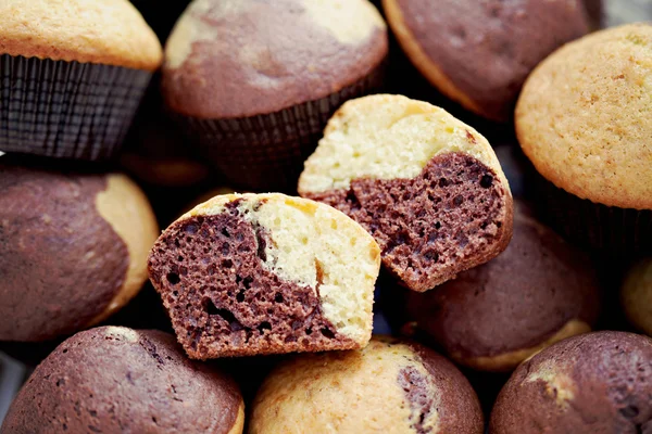 Černé a bílé muffiny — Stock fotografie